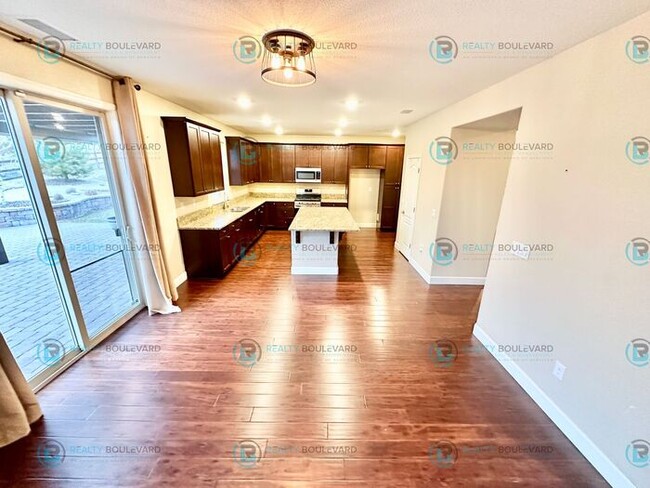 Foto del edificio - 1/2 Month Free! Spacious 4-Bedroom Gem in ...