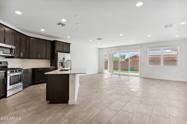 Foto del edificio - 565 E White Wing Dr