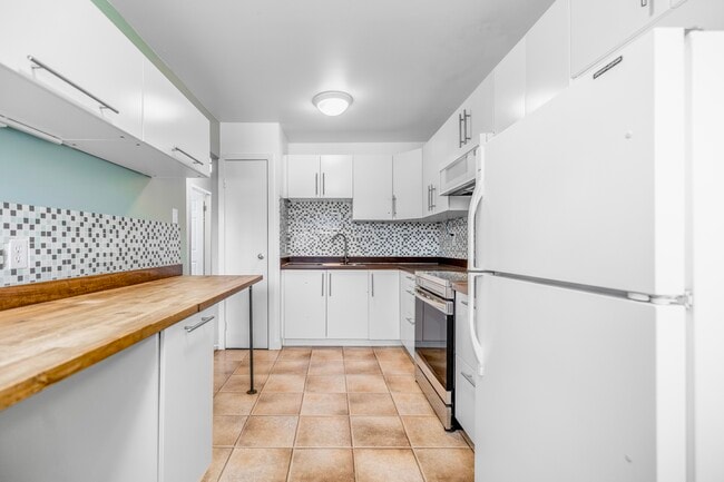 Building Photo - 665 David St