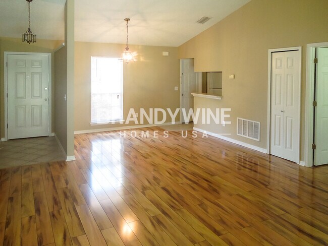 Foto del edificio - 8145 Mactavish Way W