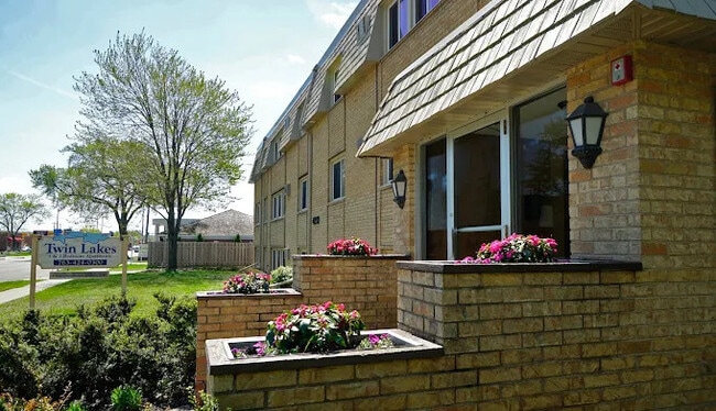 Building Photo - Twin Lakes Apartments