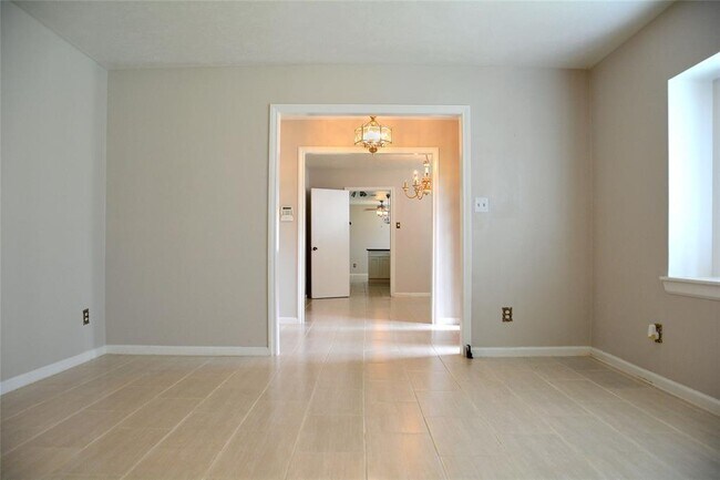 Building Photo - 8027 Glenforest Ct