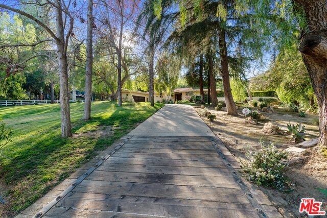 Foto del edificio - 5275 Round Meadow Rd