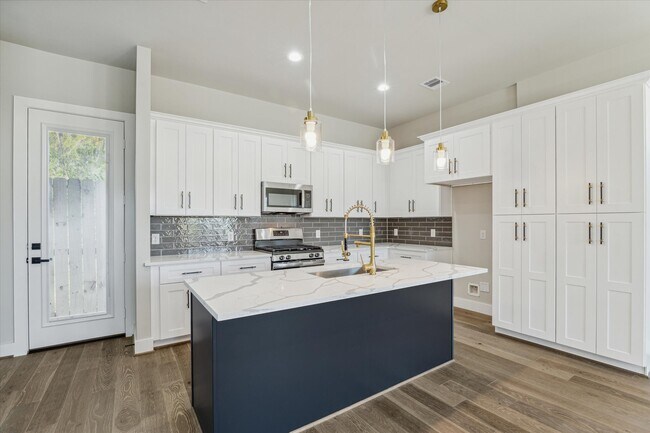 Building Photo - 5817 Mansfield Heights Ln