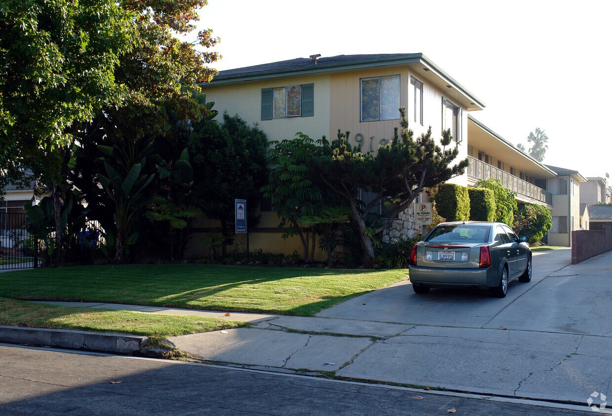 Building Photo - 918 N Cedar Ave