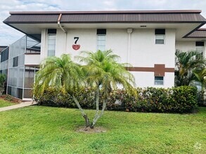 Building Photo - 7 W Greenway Dr