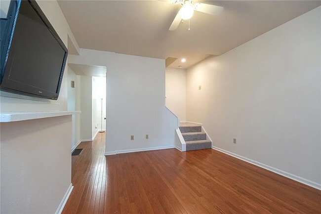 Spacious living room - 114 Miltenberger St