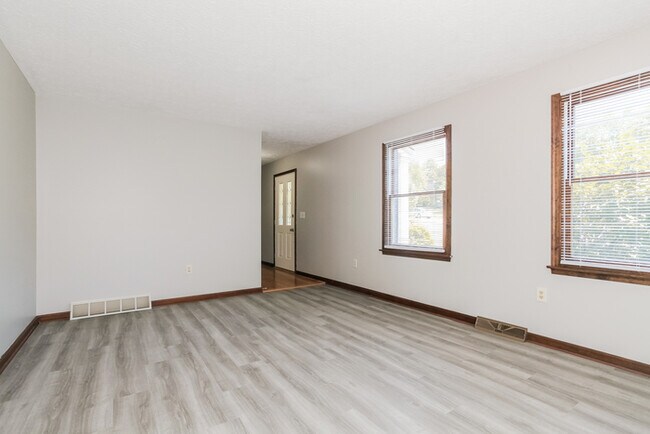 Building Photo - Bright and Spacious 3-Bedroom Home