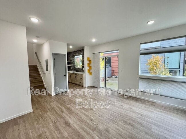 Photo - 541 S Cloverdale St Apartment