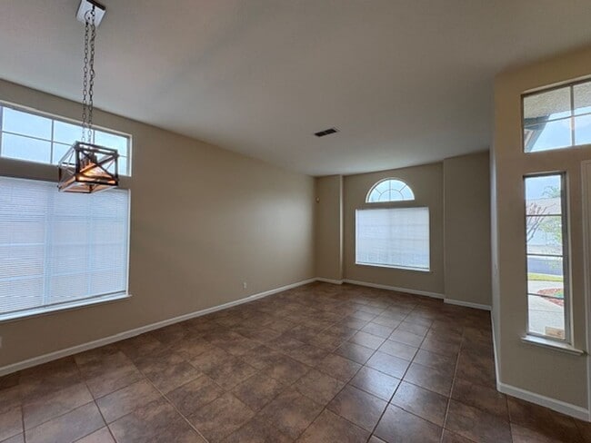 Foto del edificio - 3 bdrm + den in Woodcreek Oaks
