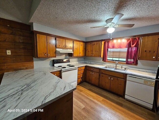Building Photo - (3) Bed Duplex in Noble Avail NOW!