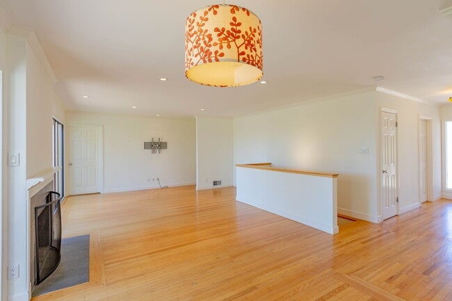 Building Photo - 5BR/3BA Remodeled Mid Century Modern Home!...