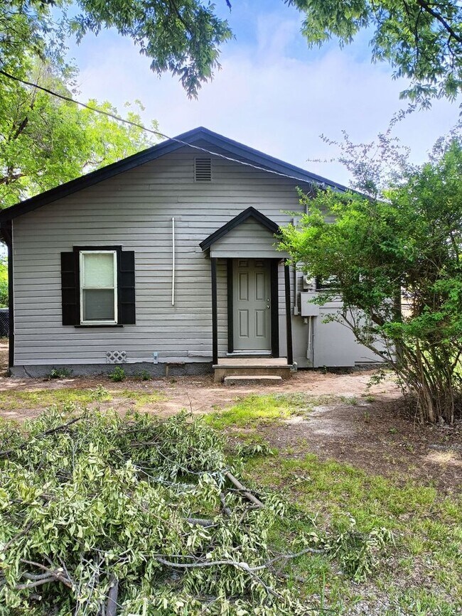 Building Photo - Beautiful 2 Bed / 1 Bath Home – Affordable & Move-In Ready!