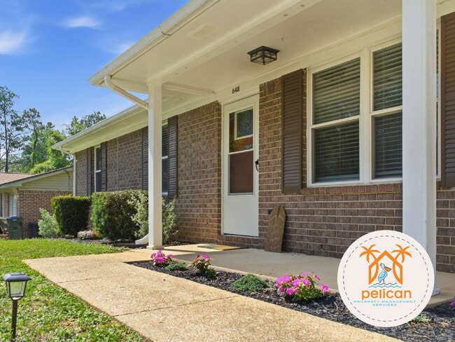 Building Photo - "Charming 3-Bedroom Retreat on Deedra Avenue - Spacious Living at 1325 Sq Ft in Pensacola!"
