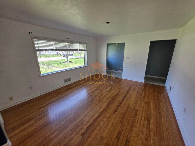 Foto del edificio - LARGER RANCH HOME WITH BASEMENT AND FENCED BACKYARD