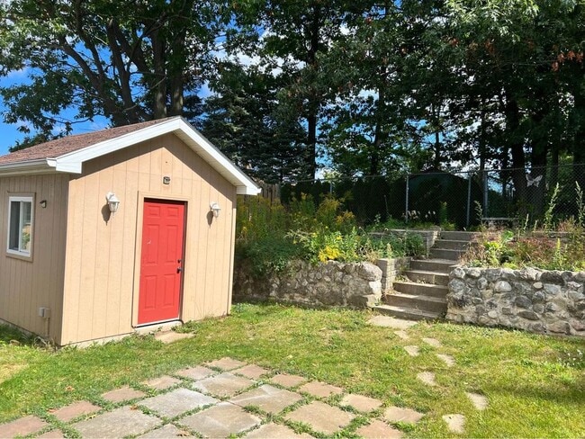 Building Photo - 8 Stonyburn Cres