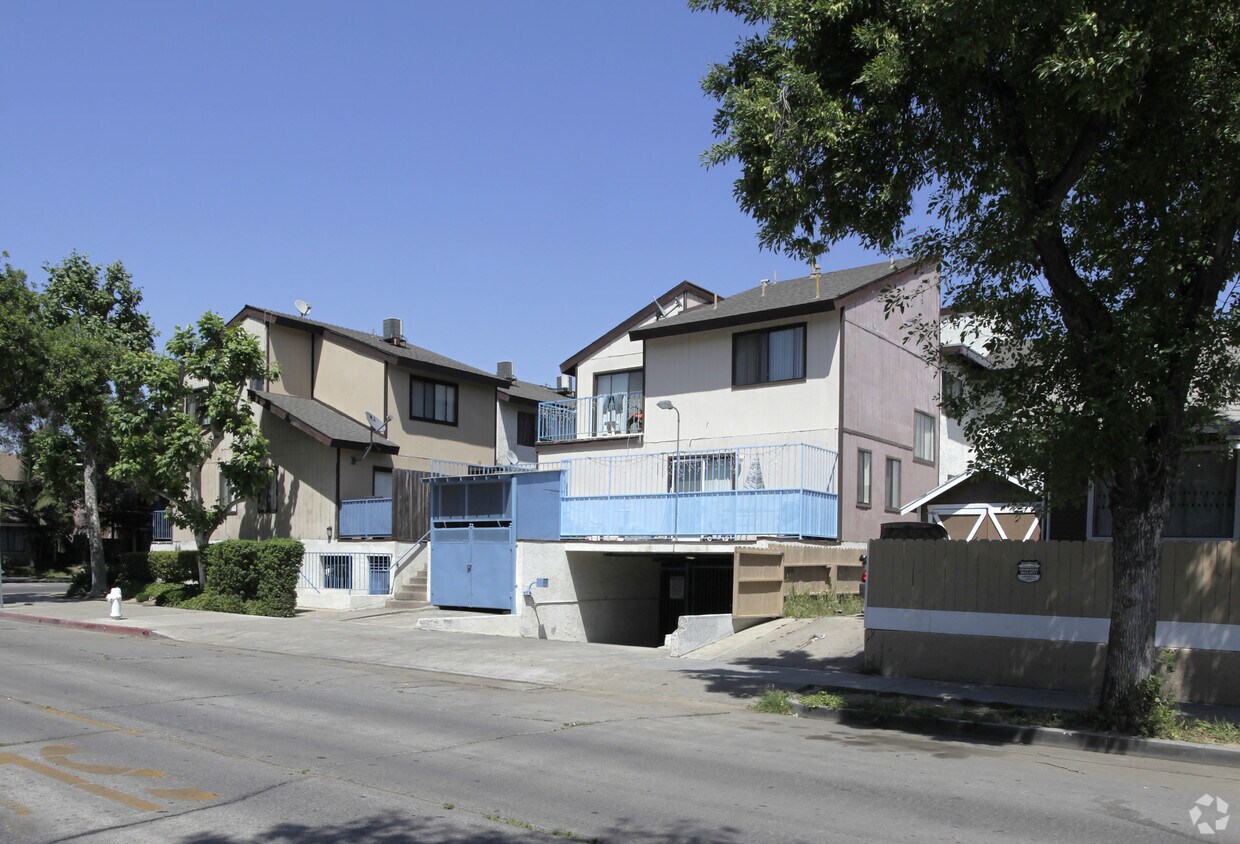 Building Photo - 702 E Chestnut Ave
