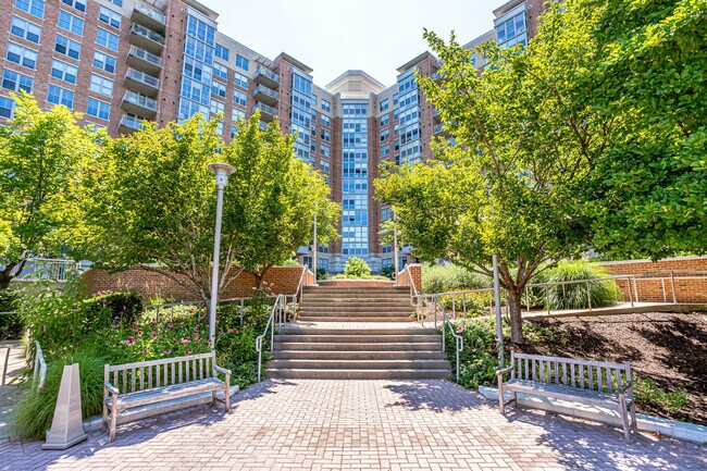 Foto del edificio - 11800 Sunset Hills Rd