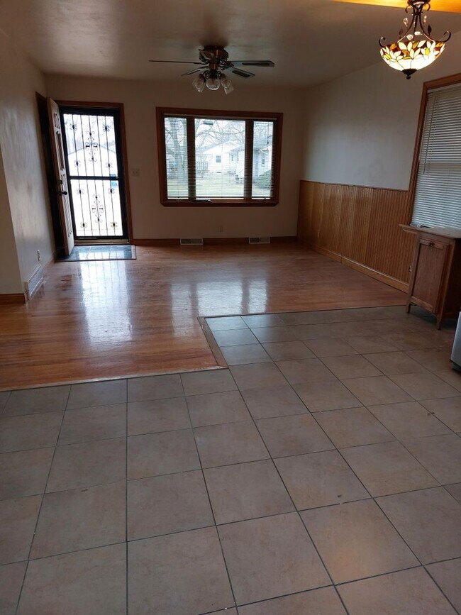 Foto del edificio - Corner lot with fenced in backyard!