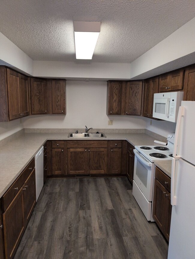 Building Photo - Fully Updated 3 Bedroom 3 Bath Townhouse with 2 Stall Attatched Garage