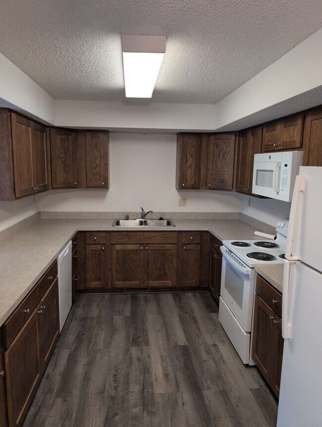 Foto del edificio - Fully Updated 3 Bedroom 3 Bath Townhouse with 2 Stall Attatched Garage