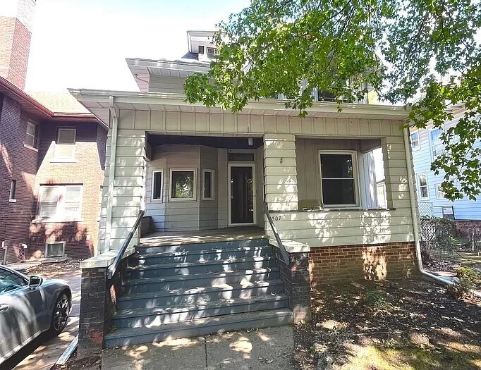 A solo 1 cuadra de la Universidad Bradley, al lado de Fraternity Row - 1507 W Barker Ave