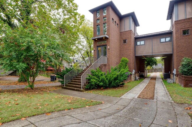 Foto del edificio - Luxury 12 South Brownstone with Courtyard | Rooftop Deck with Fireplace & Scenic Views | 2-Car Ga...