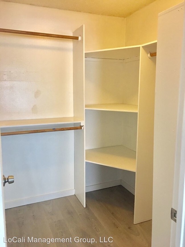 Building Photo - 2 br, 1 bath Apartment - 6878 Navajo Rd #20