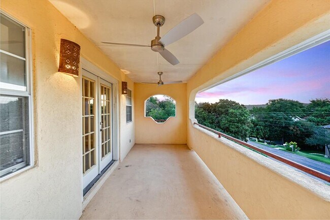 Foto del edificio - 2405 Bahama Rd