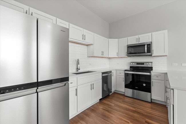 Building Photo - 4820 N Wolcott Ave