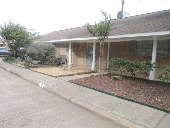 Building Photo - 10122 Shadow Wood Dr