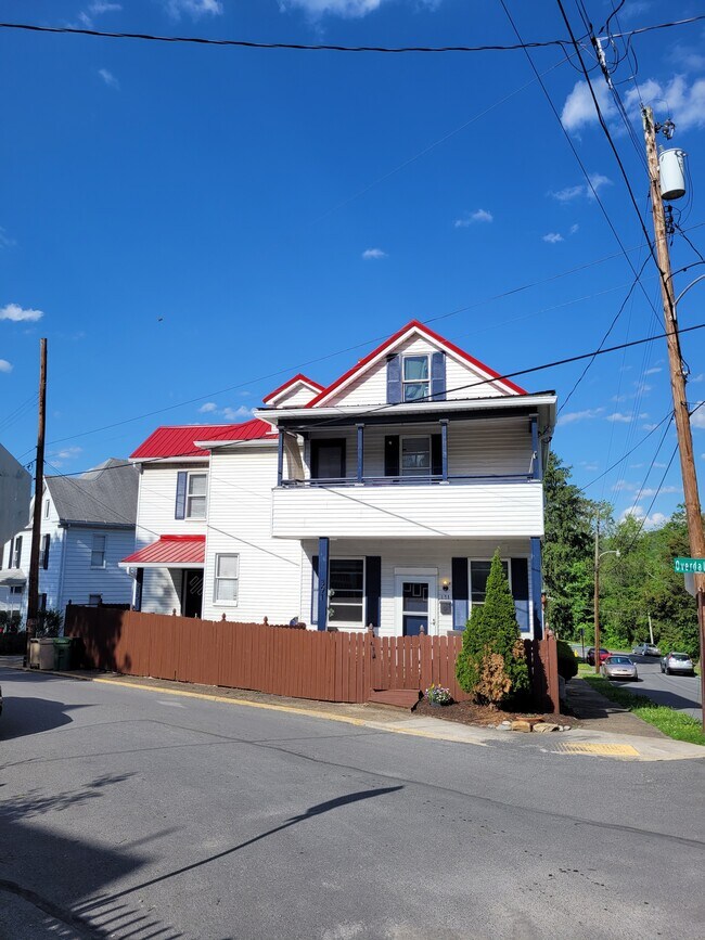 Building Photo - 391 Overdale St