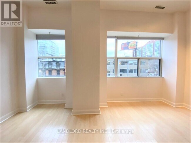 Photo du bâtiment - 700-700 King St W