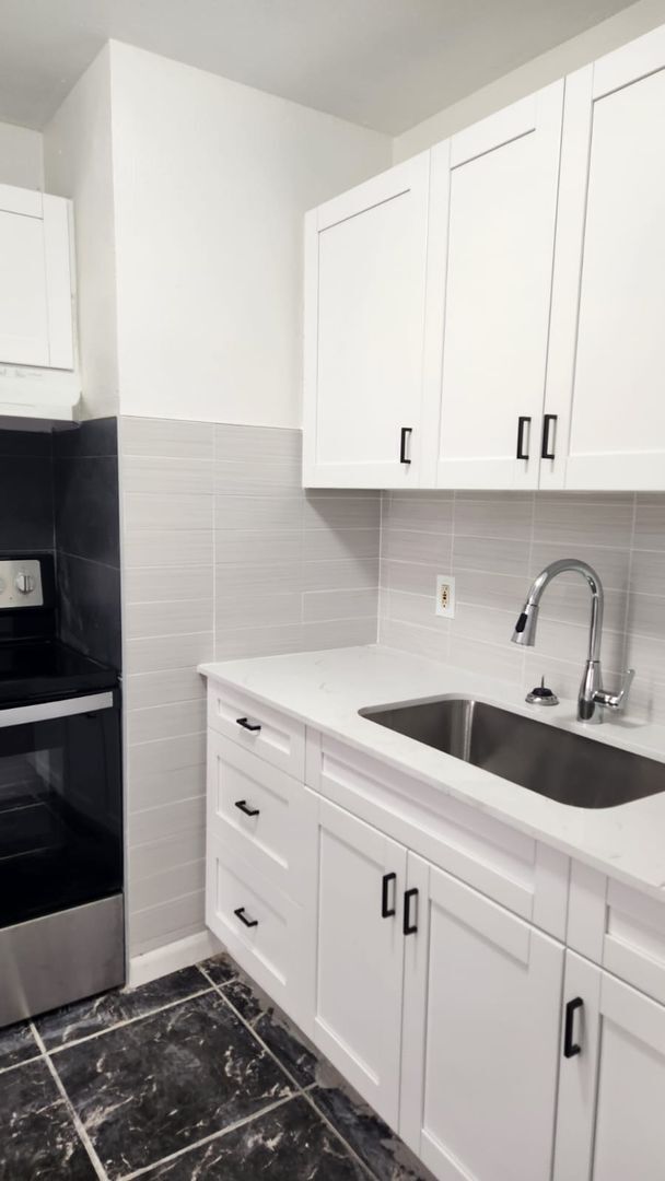 Building Photo - Renovated 4/2 Home Tampa Available Now