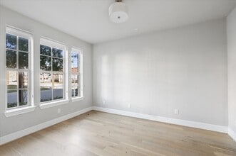 Building Photo - 1005 St Charles St