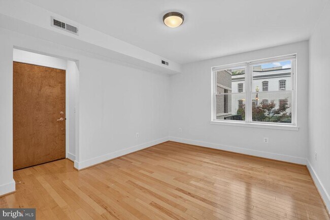 Foto del edificio - 809 Otis Pl NW