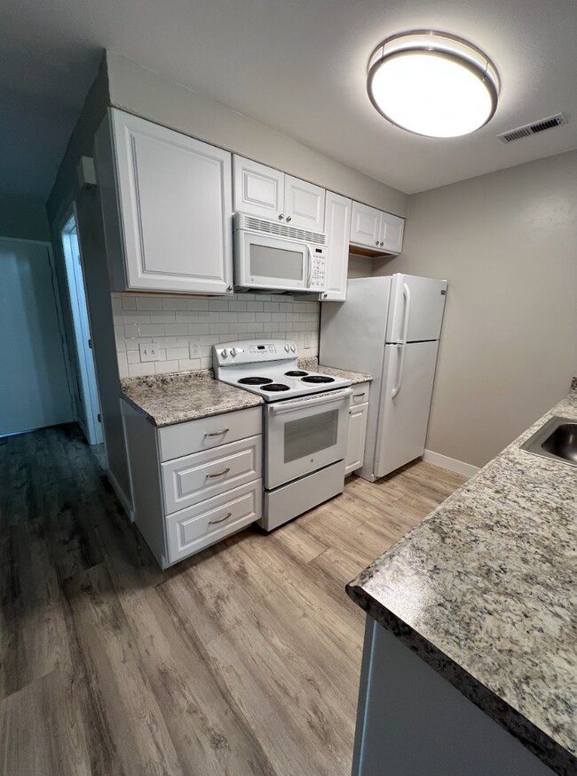 Building Photo - 3005 Huntleigh Dr