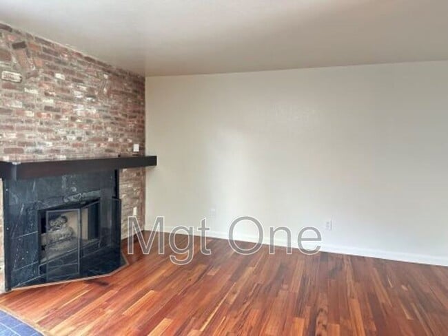 Building Photo - 16 Greenmoor