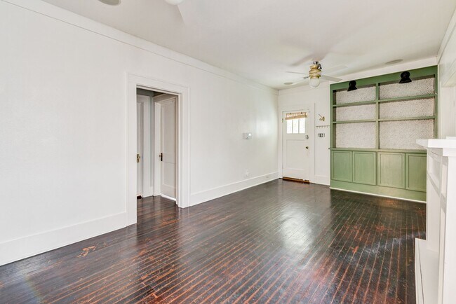 Building Photo - Bungalow in the heart of the Heights!