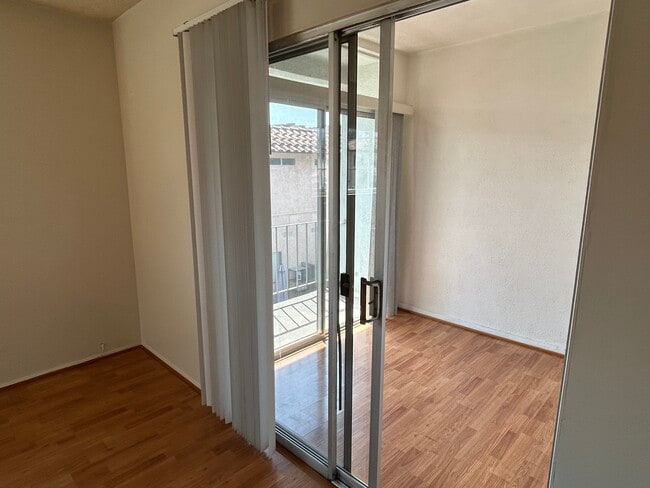 Sunroom and balcony - 147 Genoa St