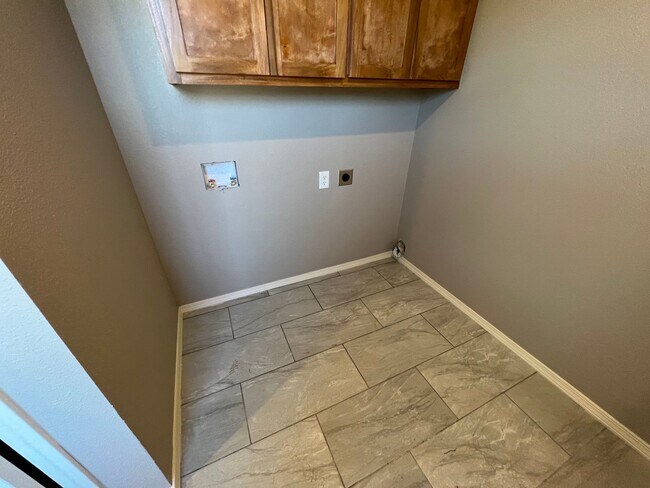 Building Photo - 2225 Alma Blvd