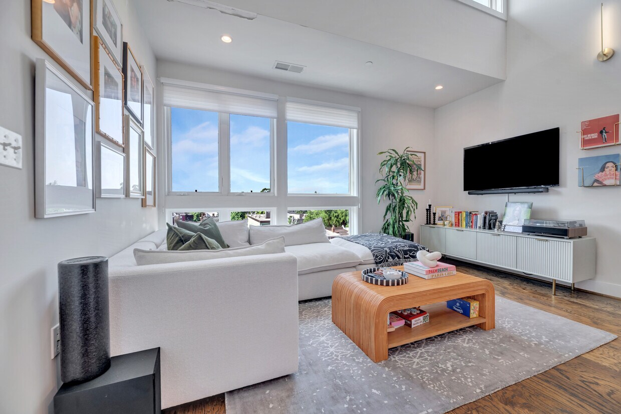 Foto principal - 2920 Georgia Ave NW