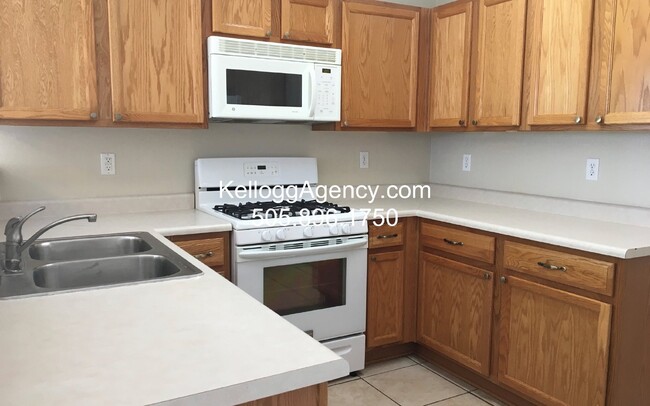 Foto del edificio - Enchanted Hills - 3BR/2Bath - NO CARPET