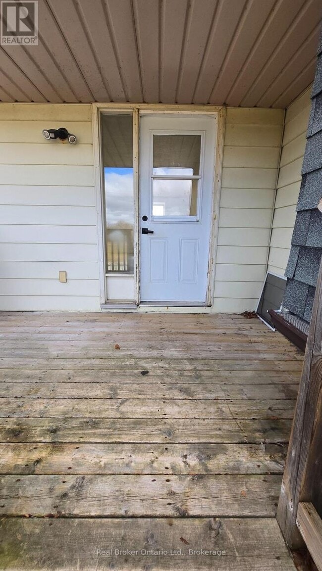 Building Photo - 61 Vanier Dr