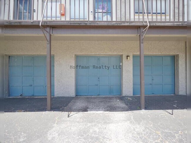 Foto del edificio - Waterfront 2BR Condo with Private Garage and Water Views in Tampa