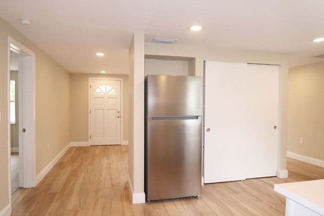Building Photo - 7160 Lenape Cir