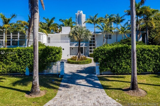 Foto del edificio - 6301 Pine Tree Dr