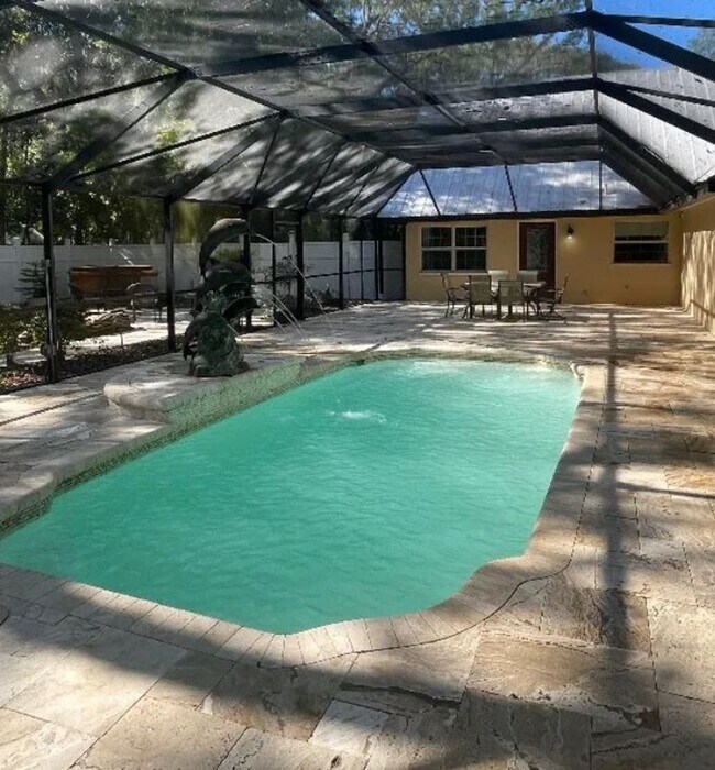 Foto del edificio - Welcome to this private retreat offering the perfect blend of luxury space and outdoor living.