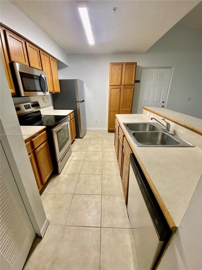 Building Photo - 9909 Westwood Dr