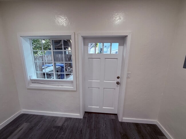 Building Photo - 323 S Francisca Ave